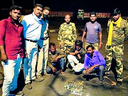 50,000 of the liquor seized from the bus | बसमधून ५० हजारांचा दारुसाठा जप्त