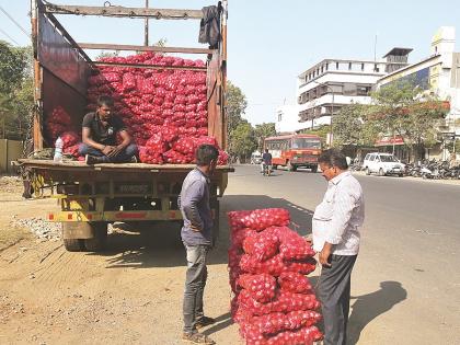   Nashik farmer sell onion in Akola | लासलगावचा कांदा घेऊन नाशिकचा शेतकरी अकोल्यात