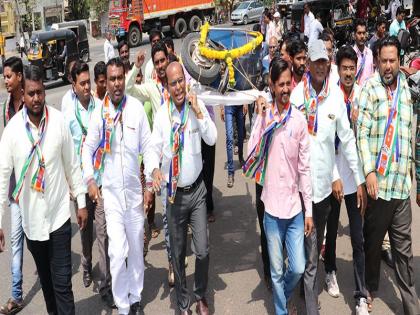 Fuel price hike in Jalgaon for the lifting of two-wheelers | जळगावात दुचाकीची अंत्ययात्रा काढत इंधन दरवाढीचा निषेध