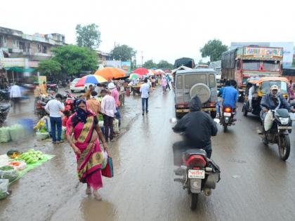 Pitfalls in Kashinath Chowk | काशिनाथ चौकात खड्ड्यांमुळे होतेय कोंडी