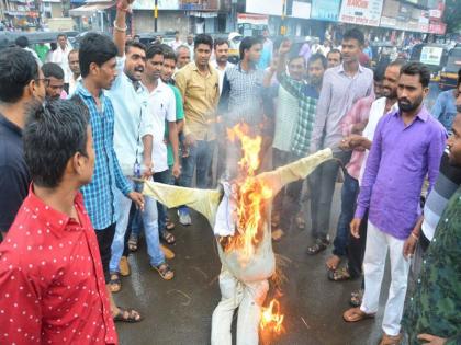 Combustion of the statue of Abu Azmi in Jalgaon | जळगावात अबू आझमी यांच्या पुतळ्याचे दहन