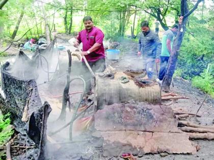 Barrels filled with chemicals buried in the ground; The police found and destroyed 'it'! | रसायनने भरलेले बॅरल जमिनीत पुरले; पोलिसांनी शोधून ‘ते’ उद्‌ध्वस्त केले !