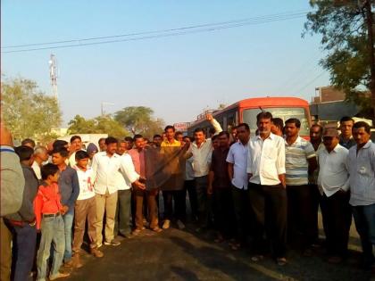 'Patha Roko' movement on Dondaicha-Vicharan road in Dhule district | धुळे जिल्ह्यातील दोंडाईचा-विखरण रस्त्यावर ‘रास्ता रोको’ आंदोलन