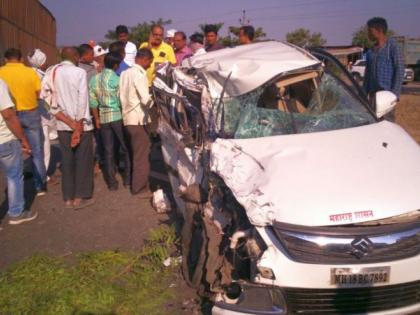 Three injured, driver dies, with Dhule Deputy registrar | धुळे उपनिबंधकासह तीन जखमी, चालक ठार