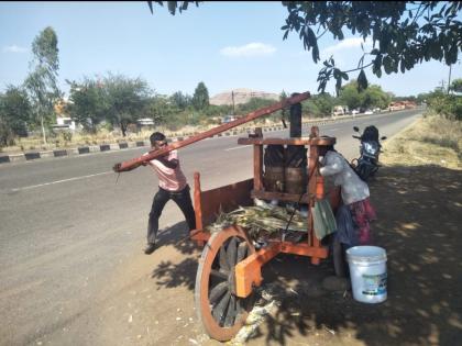 Juicy wood grinding from rural areas expires | ग्रामीण भागातून रसाचा लाकडी घाणा कालबाह्य