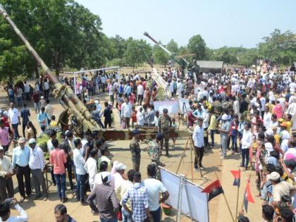 The crowd of citizens to see the exhibition of Dhulia in Dhule | धुळ्यात युद्धसाहित्याचे प्रदर्शन  बघण्यासाठी नागरिकांची अलोट गर्दी