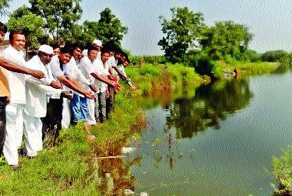 Jalpujan is situated at Dholgaon | धुळगाव येथील बंधाºयाचे जलपूजन