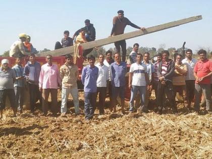 Farmers oppose the removal of 11 KV power lines from the field | 11 केव्हीची विद्युतवाहिनी शेतातून टाकण्यास शेतकऱ्यांचा विराेध