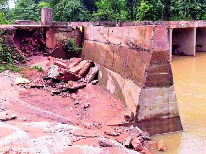 The bridge of Zuri Nallah breakthrough | झुरी नाल्याच्या पुलाला भगदाड