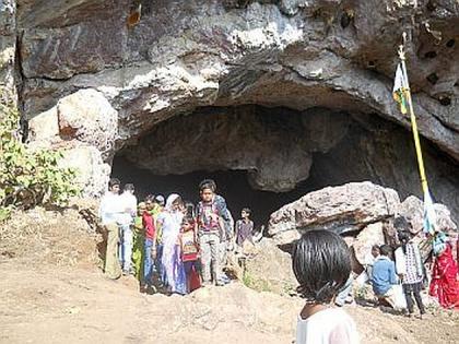 Start of Kakadagad yatra in Gondia district | जयसेवाच्या गजरात गोंदिया जिल्ह्यात कचारगड यात्रा प्रारंभ