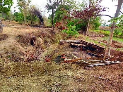 Construction of the bamboo without the permission of the farmer | शेतकऱ्याची परवानगी न घेताच बंधाऱ्याचे बांधकाम