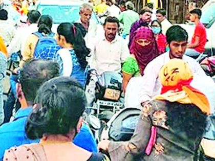 Crowds for shopping in the market breaking the rules | नियमांना डावलून बाजारात खरेदीसाठी गर्दी