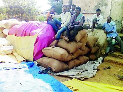 Merchants store near Paddy Purchase center | धान खरेदी केंद्रासमोर व्यापाऱ्यांचे दुकान