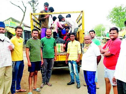 Hunger and panic led to a crowd of laborers on their way to the village | भूक,दहशतीत गावाकडे निघाले पायी मजुरांचे जत्थे