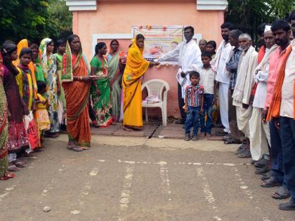  Fasting and fasting to the photo of Chief Minister | मुख्यमंत्र्यांच्या फोटोला राख्या बांधून उपोषण