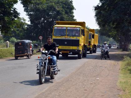 Captured four tips for illegal sand traffic | अवैध वाळू वाहतुकीचे चार टिप्पर पकडले