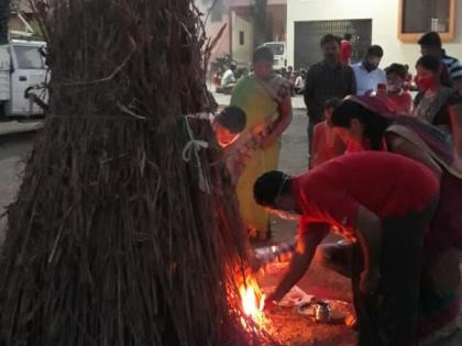 Students celebrate environmentally friendly Holi | विद्यार्थ्यांनी साजरी केली पर्यावरणपूरक होळी