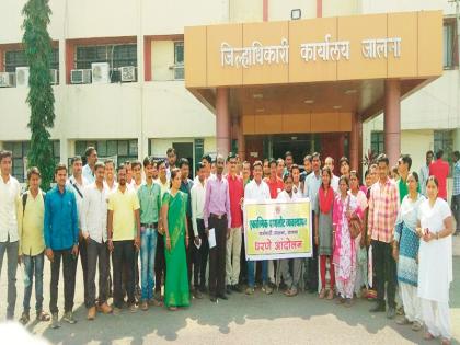 Protest demonstrations of water management staff | पाणलोट व्यवस्थापन कर्मचा-यांचे धरणे