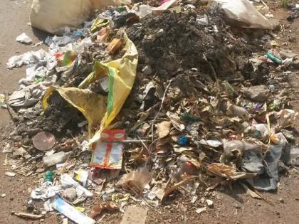 Trash of trash in Karmaveer colony of Satara; The odd one on one hand .. the garbage on the other side! | सातारा येथील कर्मवीर कॉलनीत कचऱ्यांचे ढीग; घंटागाडी एकीकडे.. कचरा दुसरीकडे !