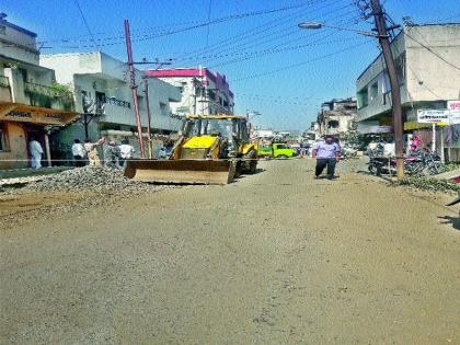 Kalvan: Rohit, who has been obstructing the road demanding the removal of unnecessary pillars by polling the electricity company | कळवण : वीज कंपनीने सर्वेक्षण करून अनावश्यक खांब काढण्याची मागणी रस्त्यात अडथळा ठरणारे रोहित्र हटविले