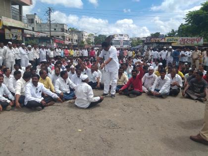 Angry farmers protest against banning onion export | कांदा निर्यात बंदी विरोधात संतप्त शेतकरी रस्त्यावर