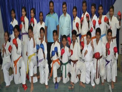 Aurangabad district team leaves for state-level karate competition | राज्यस्तरीय कराटे स्पर्धेसाठी औरंगाबाद जिल्ह्याचा संघ रवाना
