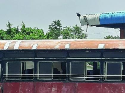 ST Buses in Bad condition in khamgaon | बस स्थानकात येणाऱ्या १० पैकी ७ एसटींना ठोकले वरून टप्पर!