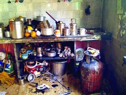 The house caught fire as the cylinder ignited; Four injured | सिलिंडर पेटल्याने घराला आग; चार जखमी