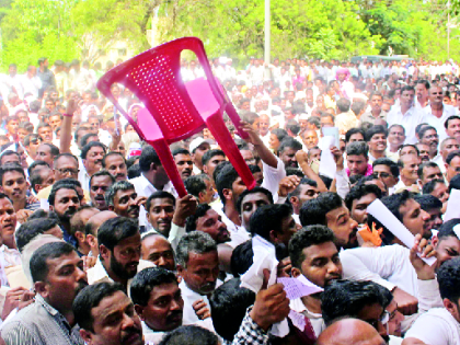 Break the gate and enter the Opposition meeting | गेट तोडून विरोधक सभेत घुसले