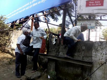 Now the closure of the gate by the Railways, Kolhapurkar's new hidden road | रेल्वेने फाटक बंद केल्याने आता कोल्हापूरकरांचा नवा छुपा मार्ग