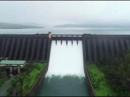 The gates of Koyna Dam are one and a half feet high, low in discharge | कोयना धरणाचे दरवाजे दीड फुटावर, विसर्ग कमी