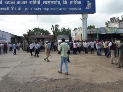  Lasalgavi onion auction closed due to falling prices | लासलगावी भाव घसरल्याने कांदा लिलाव बंद