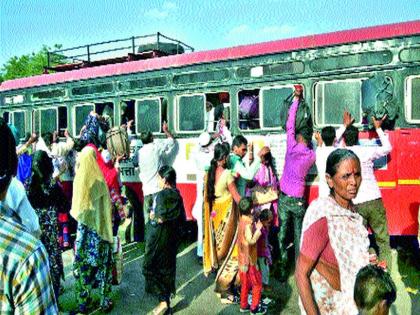 The crowd of passengers on the new bus stand | नवीन बसस्थानकावर प्रवाशांची गर्दी