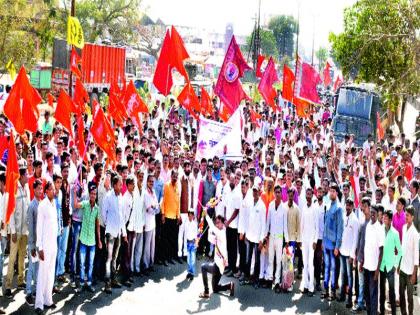 Request: Shrok Morcha on Sinnar Tehsil demanded death sentence for torturing girl child | निवेदन : मुलीवर अत्याचार करणाºयास फाशीची शिक्षा देण्याची मागणी सिन्नर तहसीलवर आक्रोश मोर्चा