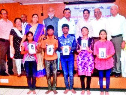  Distribution of education material to visually impaired students | दृष्टिबाधित विद्यार्थ्यांना शिक्षण साहित्याचे वाटप