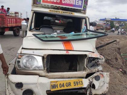 Bus and tempo accident on Lonkheba bypass road | लोणखेडा बायपास रस्त्यावर बस व टेम्पोचा अपघात