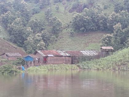 Displacement of 12 families from four villages in the submerged area | बुडीतात गेलेल्या चार गावातील 12 कुटूंबांचे सुरक्षितस्थळी विस्थापन