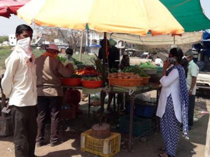 Action against vegetable sellers at the bottom | भाजी विक्रेत्यांवर तळोद्यात कारवाई