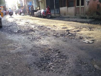 Parents welcome from the dirt roads | खड्डेयुक्त रस्त्यांवरून होणार बाप्पांचे स्वागत