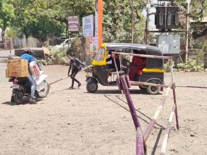 Remove barricades and move vehicles | बॅरिकेटस काढून वाहनांची सर्रास ये-जा Remove barricades and move vehicles | बॅरिकेटस काढून वाहनांची सर्रास ये-जा