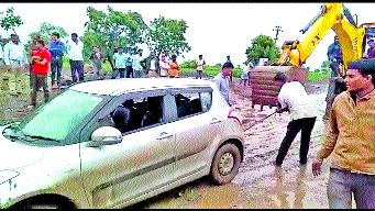 Driver's condition on Aurangabad Highway due to muddy road | चिखलमय रस्त्यामुळे औरंगाबाद महामार्गावर वाहनधारकांचे हाल