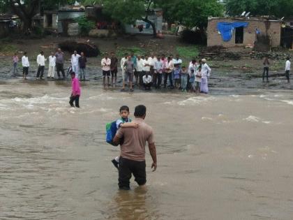 The students have to travel through the river to get to school | विद्यार्थ्यांना शाळेत जाण्यासाठी नदीतून करावा लागतो जीवघेणा प्रवास