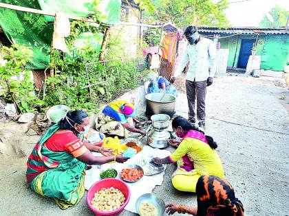  Agricultural laborers satisfy the hunger of 'those' passengers | शेतमजूर भागवतात ‘त्या’ प्रवाशांची भूक