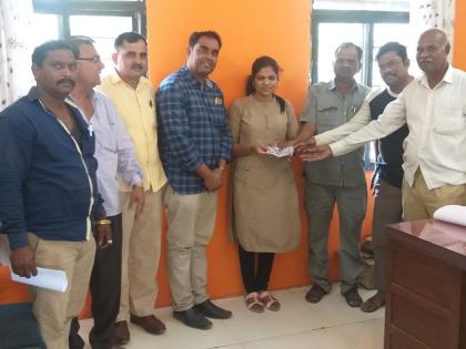 Financial Assistance for the martyr jawans from Pimpalgaon ST Corporation | पिंपळगाव एसटी महामंडळाकडून शहीद जवानांना आर्थिक मदत