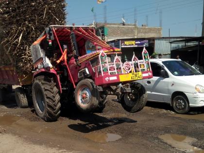 Parbhani: Road obstacle in road blockade | परभणी : रस्त्याच्या दुरवस्थेने वाहतुकीस अडथळा