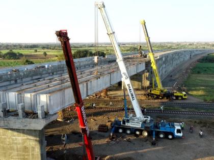 Big news; Trains stopped for an hour and a half; Two hundred feet girder launching work completed | मोठी बातमी; दीड तास रेल्वेगाड्या थांबल्या; दोनशे फूट गर्डर लाँचिंगचे काम फत्ते