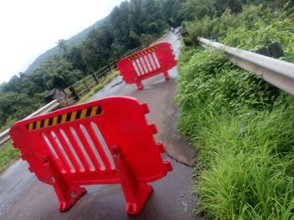 Ratnagiri: Single traffic on Sonavi bridge due to collision | रत्नागिरी : जोडरस्ता खचल्यामुळे सोनवी पुलावरून एकेरी वाहतूक