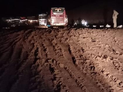 Due to the rains, traffic jam due to soil coming to Mumbai-Goa highway | पावसामुळे मुंबई - गोवा महामार्गावर माती आल्याने वाहतूक ठप्प