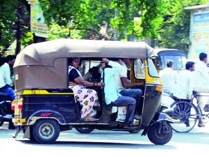 Passenger traffic more than capacity in the rickshaw | रिक्षात क्षमतेपेक्षा जास्त प्रवासी वाहतूक