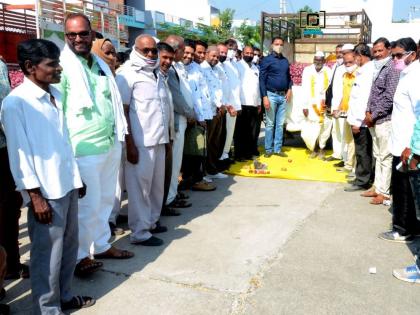 Launch of onion procurement at Pachora Market Committee | पाचोरा बाजार समितीत कांदा खरेदीचा शुभारंभ